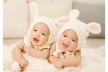 Narození dvojčat připadá přibližně v počtu jednou na 80 porodů, tedy pravděpodobnost narození dvojčat je asi 1,25%.