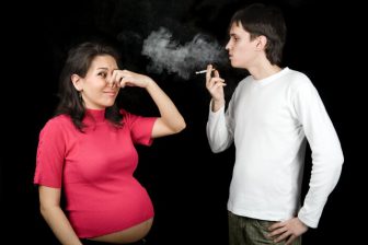 Kouření může mít velmi silné negativní vlivy na vaše dítě. Někdy může způsobit dokonce i potrat.