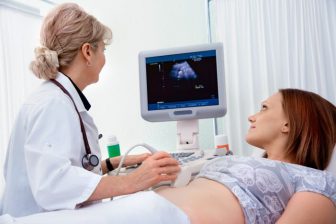 Jedním z kroků na zvýšení šancí na otěhotnění je vyšetření na plodnost.