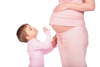 S přípravou vašeho kluka nebo holky na to, že se mu narodí malý bráška nebo malá sestřička, je dobré začít už v průběhu těhotenství.