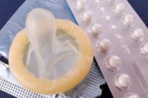 Mezi nejčastější metody, jak zabránit těhotenství, patří především hormonální antikoncepce, nebo používání kondomů.