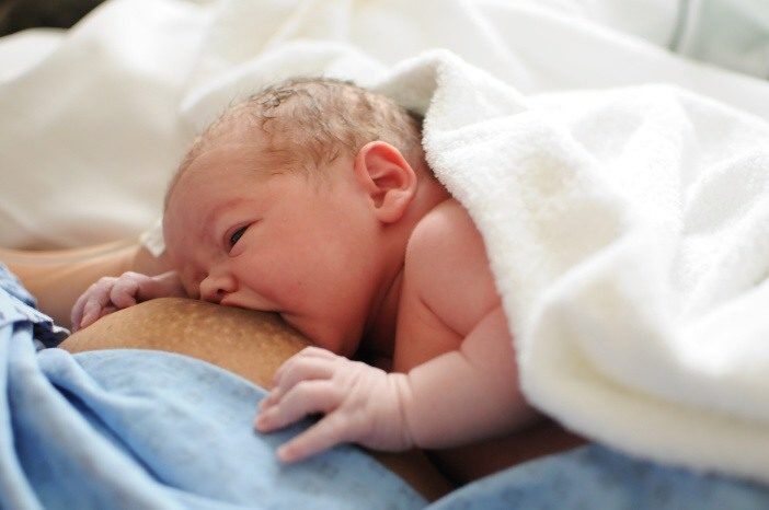 <span>Při kojení se značně posiluje imunita dítěte. Kojení pak vytváří silnou vazbu mezi dítětem a matkou.</span>