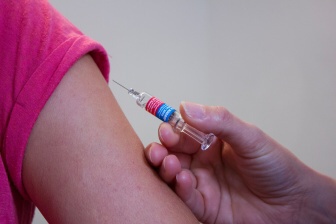 Očkování hexavakcínou je proti záškrtu, tetanu, dávivému kašli, Haemophilus influenzae a proti žloutence typu B.