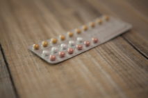 Pokud ještě kojíte, pak jsou některé druhy hormonální antikoncepce zakázány. Pro kojící ženy je vhodná pouze antikoncepce bez estrogenů.