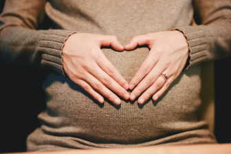 Pokud tedy žena kojí s delšími časovými odstupy, nebo jen kratší dobu, tak postupně odezní antikoncepční efekt prolaktinu. Pak je možné to, že i při kojení se spustí ovulace a žena může zase otěhotnět.